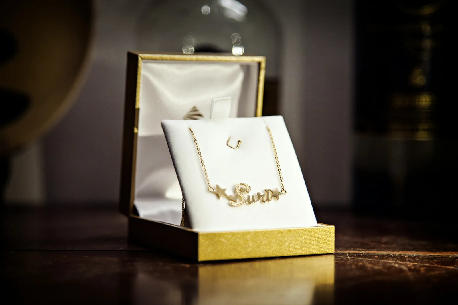 Gold-coloured personalised name necklace in gift box